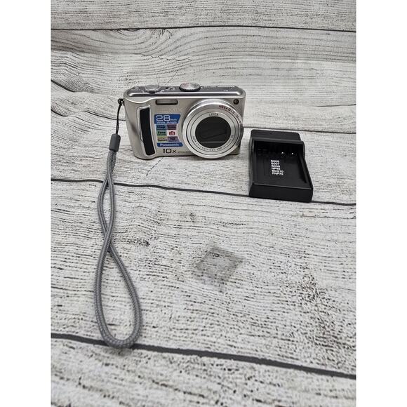 Panasonic LUMIX DMC-TZ4 8.1MP Digital Camera Silver With Battery And Charger - Picture 1 of 11